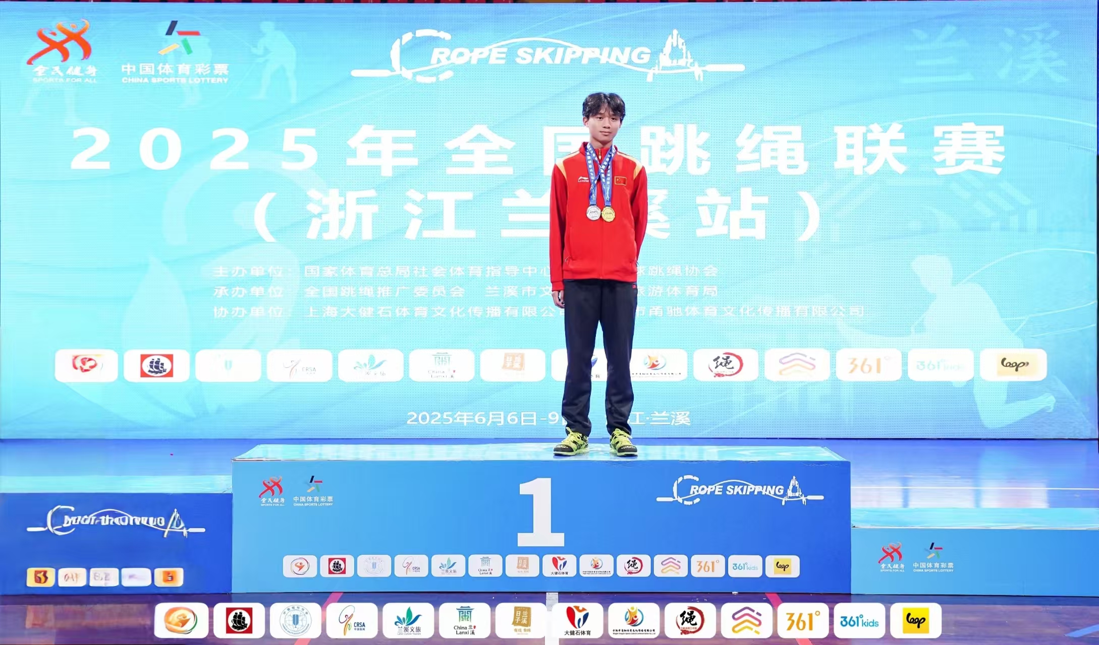我校学子刘宁波在全国跳绳联赛中...